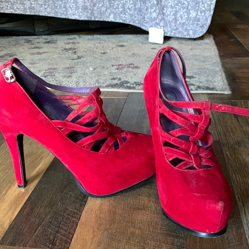 Size 6 red shoes